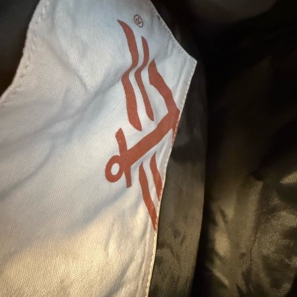 CAMO messenger bag by Levi Dockers with adjustable strap and snap closure. - Picture 3 of 5